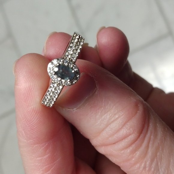 Stamped .925 Kagem Zambian Emerald and Diamond Ring. 2.91 Grams - Picture 4 of 4